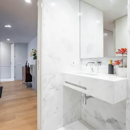 Апартаменты Primrose 1br Delight W Parking By Lovelystay Порту